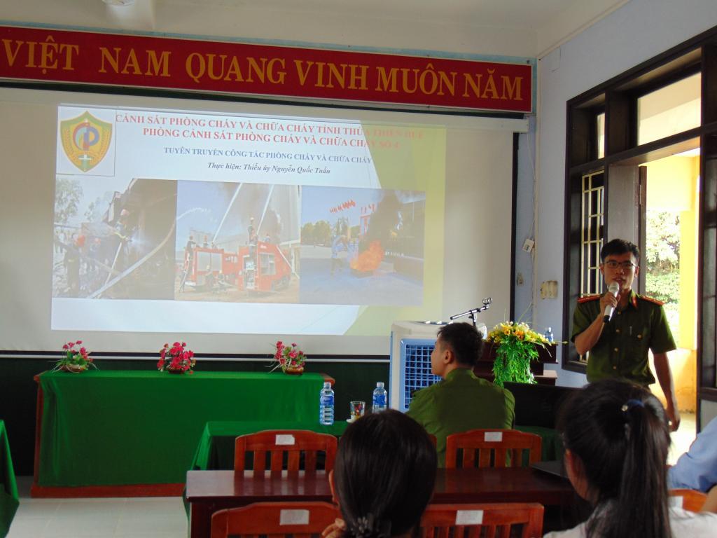 THPT Vinh Lộc tổ chức tập huấn công tác  phòng cháy chữa cháy năm học 2018-2019
